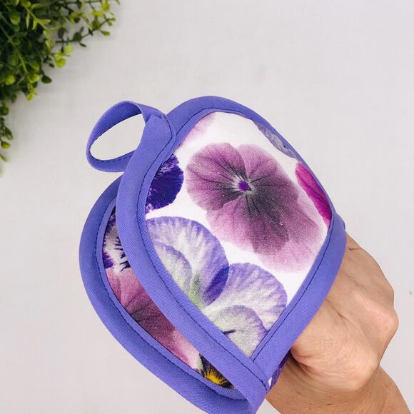 Set of 2 Finger Hotpads, Purple Violet Pansies Print, 2 Piece Baking Set - Picture 3 of 7
